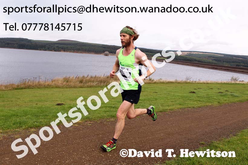 Ceri Rees on his way to winning his 3rd Kielder Marathon. Photo: David T. Hewitson/Sports for All Pics